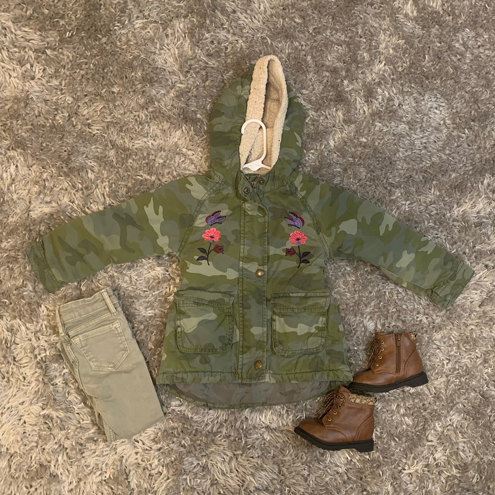 💕old navy warm girl toddlers fur jacket. 4t camo print with butterflies